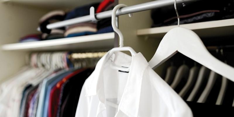 Ropa / Pixabay Ropa colgada en el armario
