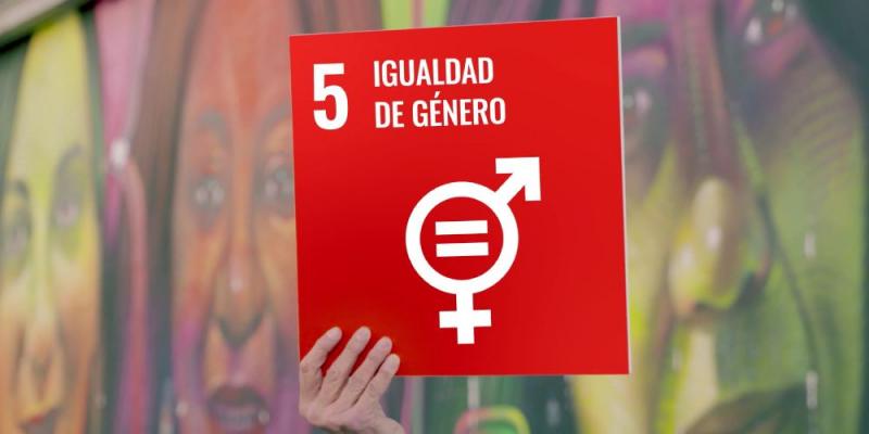 RTVE, primer medio español en aprobar una guía para la igualdad informativa Logo del ODS 5, igualdad de género