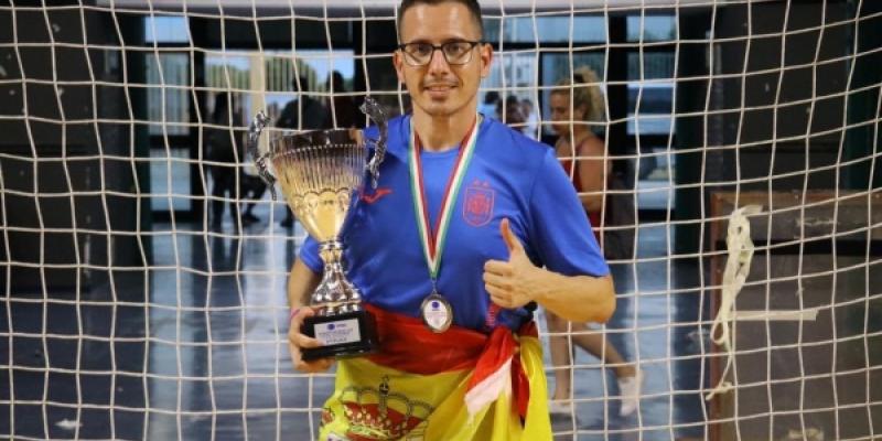 Rubén Pérez, el entrenador sordo de fútbol sala que casi consigue llevar a España a la gloria / TodoDisca Rubén Pérez, el entrenador sordo de fútbol sala que casi consigue llevar a España a la gloria