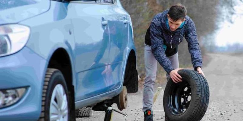 Imagen de una persona cambiando una rueda/Cleverea Cambiar los neumáticos del coche