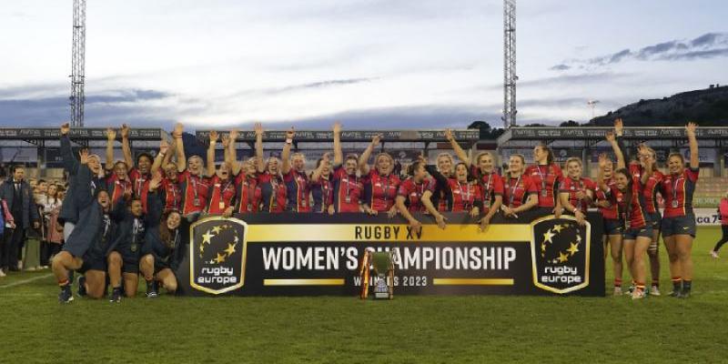 El equipo tras la victoria en el Campeonato de Europa de Rugby - FER Las Leonas levantando la copa de rugby