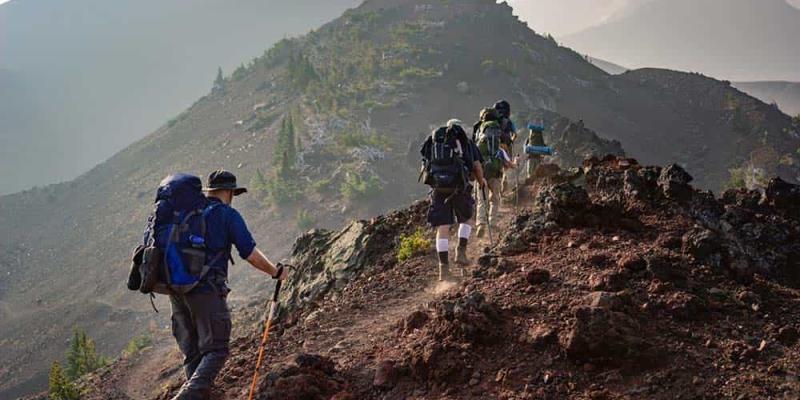 Imagen de personas haciendo senderismo/Escuela Europea de Deporte Rutas de senderismo en España
