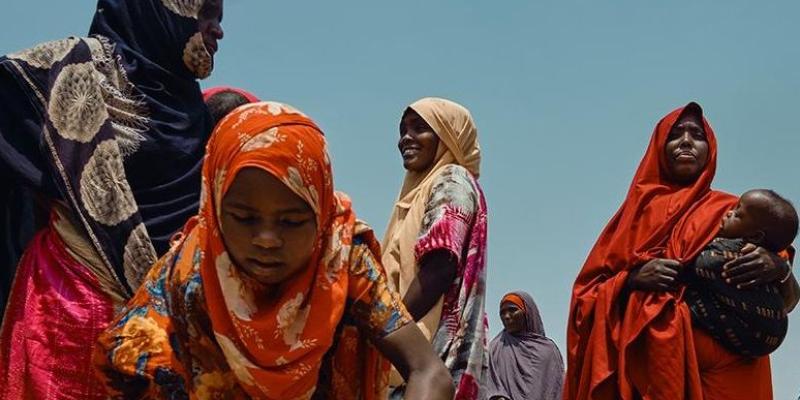 Conflictos, efectos del cambio climático y catástrofes empujan a las personas a abandonar sus hogares en busca de refugio | Foto de Claudia Rosel/OIM Migrantes en una ruta