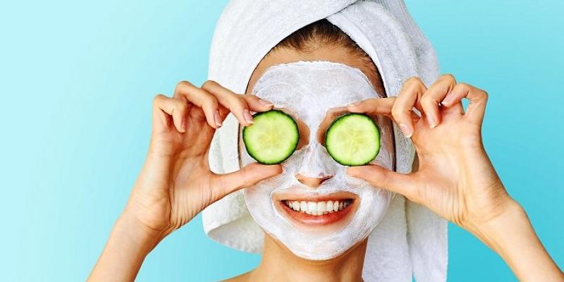 Rutina facial / Imagen de Pixabay Chica limpiándose la cara en una rutina facial