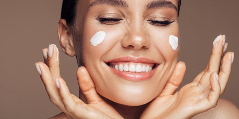 Imagen de una chica con crema en la cara/Pronto Rutina facial de noche