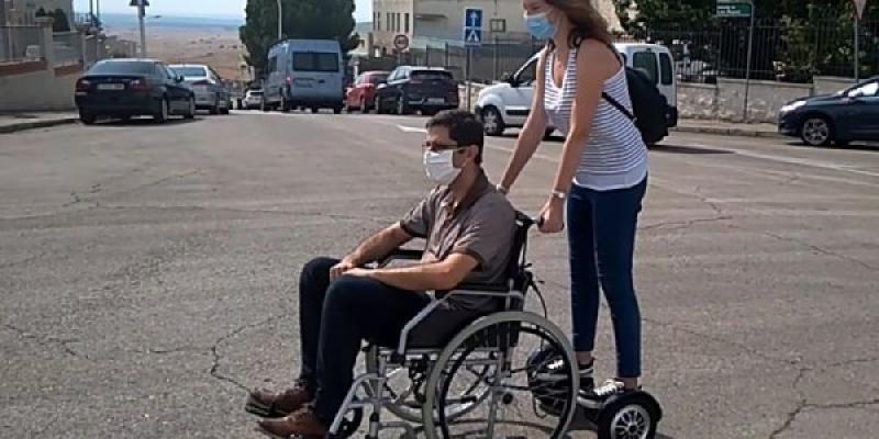 Una persona con movilidad reducida con su acompañante en el vehículo de Mooevo Green | Foto de Moeevo Green Una persona con movilidad reducida con su acompañante en el vehículo de Mooevo Green