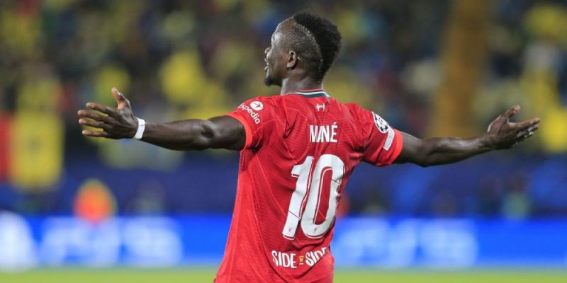 Sadio Mané celebrando un gol - Telefónica Sadio Mané vistiendo la camiseta del Bayer