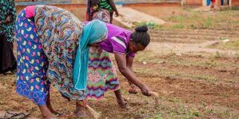 Imagen de dos niñas de Sahel trabajando/LaSexta La situación de Sahel empeora la vida de las niñas