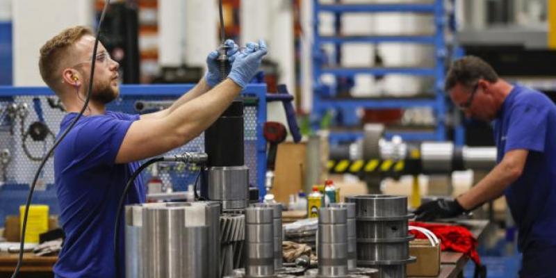 El salario mínimo más alto es de Suiza/ EFE Trabajadores suizos en una fábrica