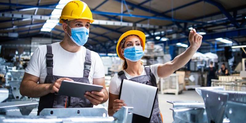 La principal motivación de los trabajadores es el salario/ Economipedia Dos trabajadores en un almacén