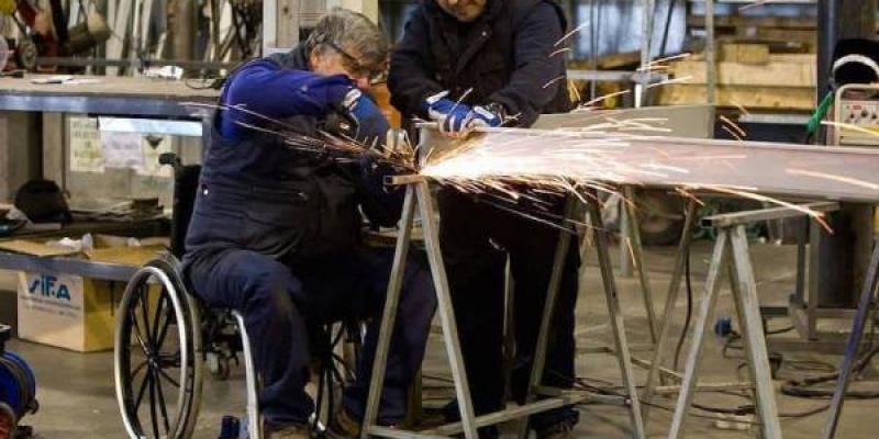 El salario de las personas con discapacidad/ TodoDisca Persona con movilidad reducida en su puesto de trabajo