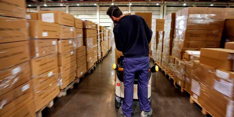 Imagen sobre empleo / Fuente: Xataka Chico trabajando en un almacén