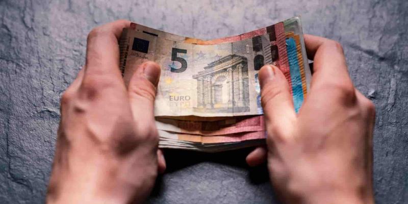 Imagen de billetes de dinero/Socialists & Democrats Herramientas para un salario digno