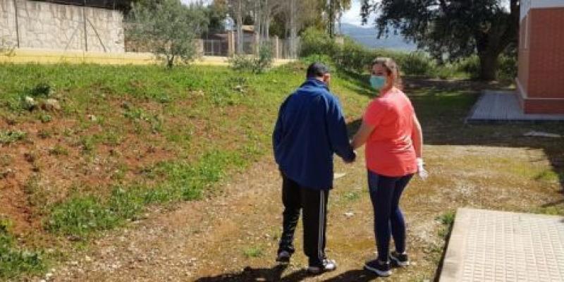 Las personas con necesidades especiales tienen derecho a dar breves paseos terapéuticos. Las organizaciones de discapacidad piden que las salidas se hagan con criterio.