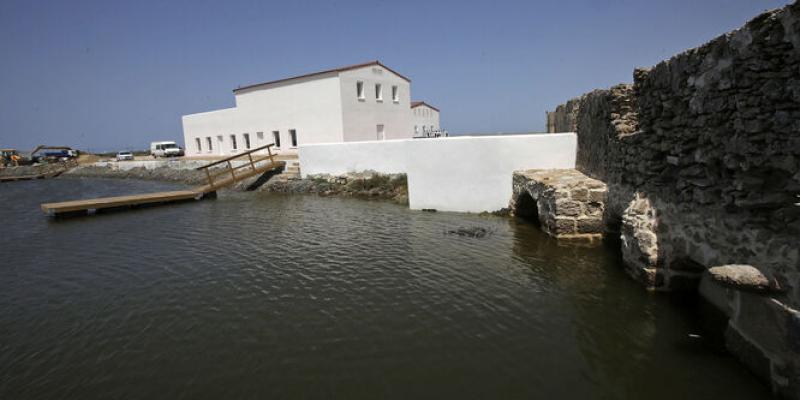 El estero, la casa salinera y los restos del molino de mareas del siglo XVIII. 