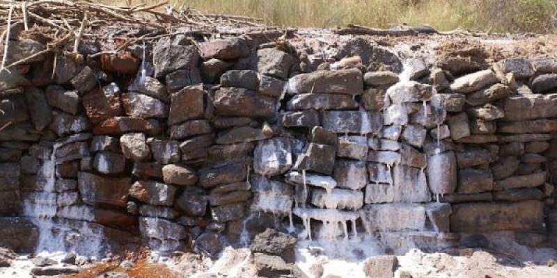 Salinidad del agua dulce/ Jordi Badia/ Montsalat Precipitaciones de sal en el torrente de Soldevila, en Sallent (Barcelona)