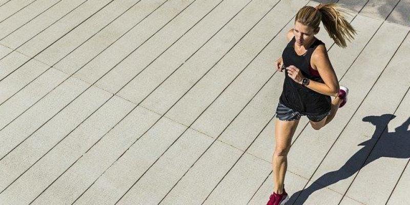 Mujer corriendo por la calle