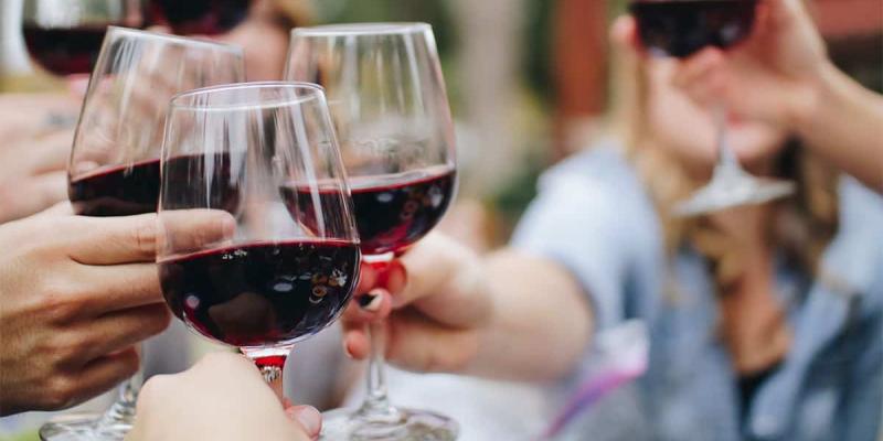 Imagen de gente bebiendo vino/El Coto de Rioja Alimentos a evitar para nuestra salud