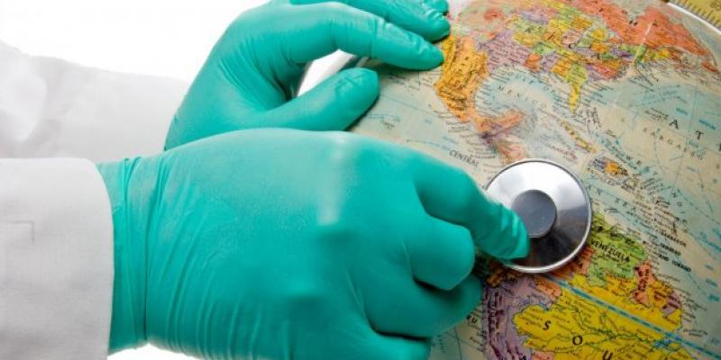 Cobertura sanitaria universal Imagen de un sanitario con un mapamundi / Pixabay