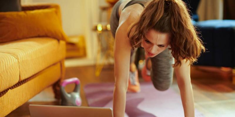 Mujer haciendo ejercicio / Gympass