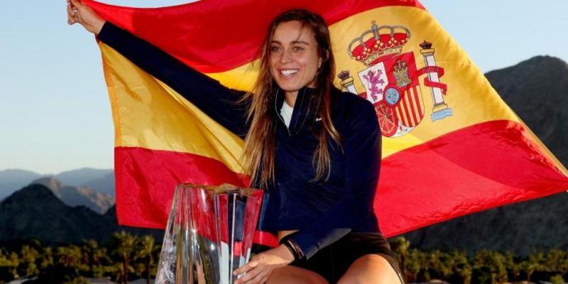 Paula Badosa posa junto a la bandera de España y un título conseguido