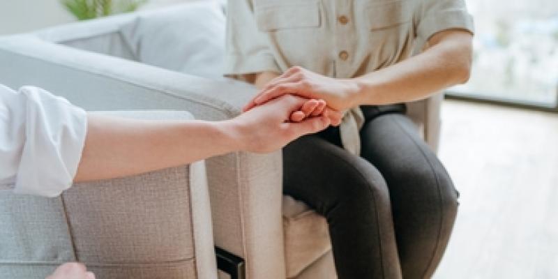 Imagen de dos personas/envatoelements Formación para las personas con problemas de salud mental