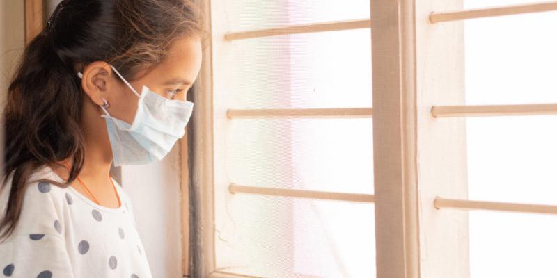 Más de 330 millones de niños han estado confinados: ¿Cómo están su salud mental y su bienestar? Al menos 1 de cada 7 niños y jóvenes ha estado confinado la mayor parte del pasado año, lo cual ha puesto en riesgo su salud mental