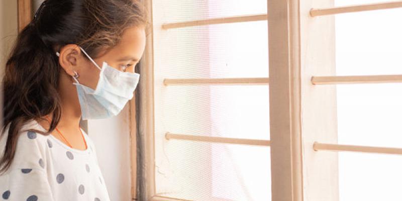 Imagen de una niña con mascarilla/Gaceta Médica Los efectos de la pandemia afectan a la salud mental de los niños