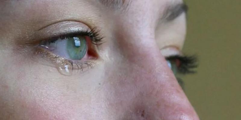 Ojos de una mujer con problemas de salud mental