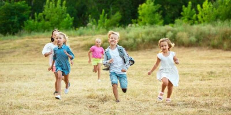 Salud visual, pequeños/ Servimedia Cuidar la salud visual con actividades al aire libre