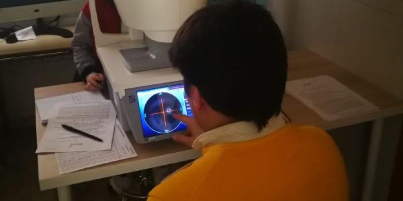 Un niño en una exploración visual
