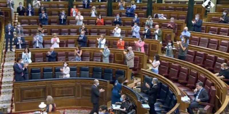 Sánchez, recibido con aplausos en el Congreso por el "acuerdo histórico" logrado en Bruselas. Sánchez, satisfecho por el "acuerdo histórico" en la UE que otorga a España unos 140.000 millones de euros.