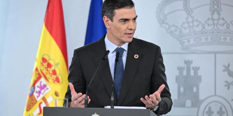 Pedro Sánchez hablando sobre el gasto en defensa | Foto de Pool Moncloa/Borja Puig de la Bellacasa Pedro Sánchez en una rueda de prensa en Moncloa