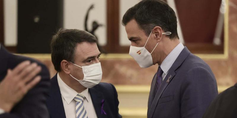 Imagen de Aitor Esteban y Pedro Sánchez/Okdiario La reforma del CNI prevé un mayor control político