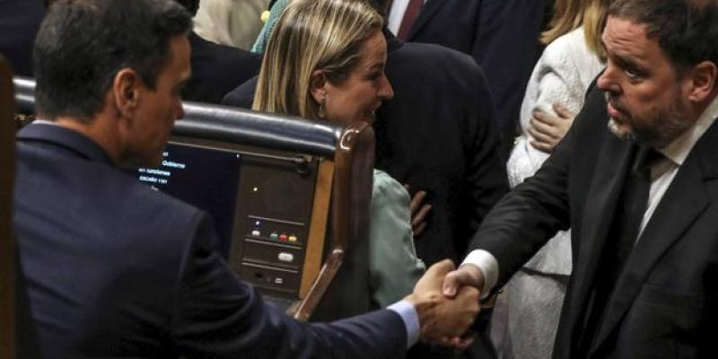Saludo entre Pedro Sánchez y Oriol Junqueras en el Congreso de los Diputados | EFE