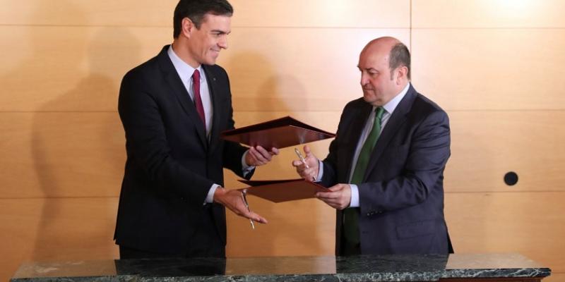 Pedro Sánchez y Andoni Ortúzar, durante la firma en el Congreso.