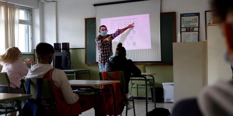 Ventilación cruzada en aulas contra el Covid Aula con alumnos y un profesor / Europa Press