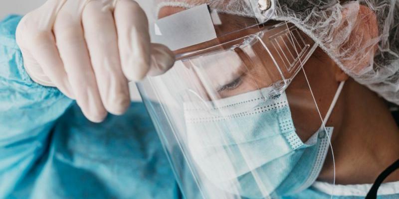Foto: Servimedia Un profesional sanitario, protegido en su trabajo contra el coronavirus