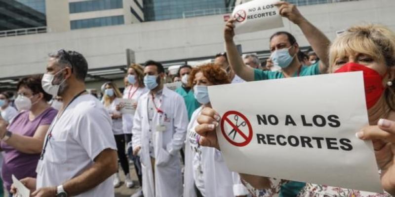 Imagen de una protesta de sanitarios en Valencia por el fin de contratos de refuerzo del coronavirus 