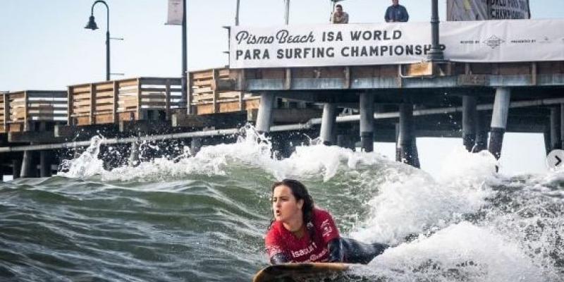 Sarah Almagro subida a su tabla de surf - Instagram Sarah Almagro compitiendo