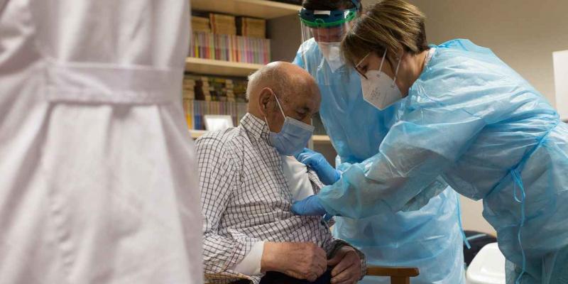 Persona mayor recibiendo la vacuna contra el coronavirus / La Voz de Galicia 