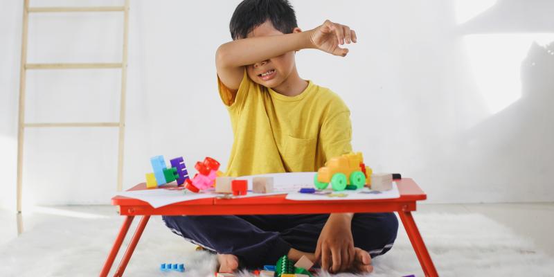 Detectar señales de suicidio - Foto: Envato Elements Niño llorando