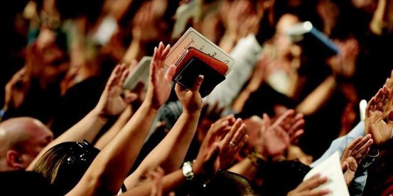 Un grupo de gente celebrando un culto religioso