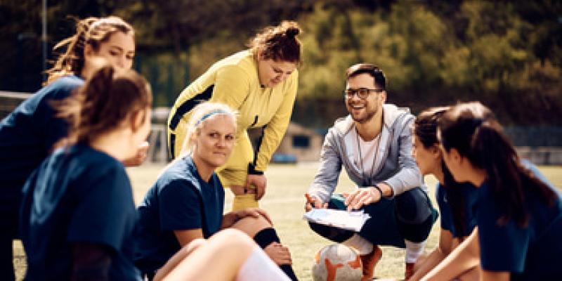 Imagen de un entrenador de fútbol/envatoelements Aumenta el empleo en el sector deportivo
