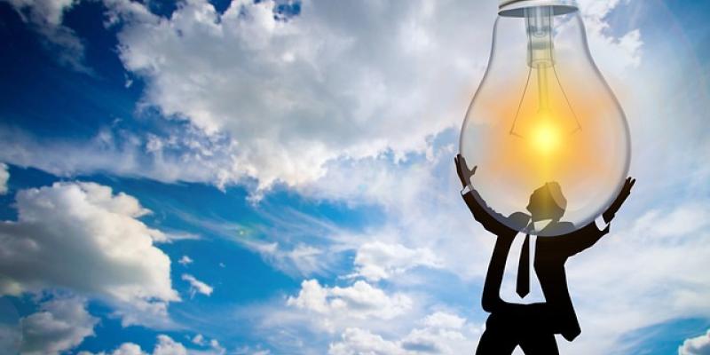 Sector energético / Pixabay Trabajador con una bombilla