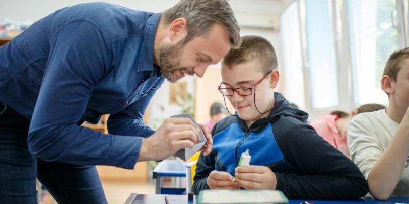 Un estudio ha encontrado que no hay diferencias en el aprendizaje de los niños con necesidades especiales en función de si su educación es segregada o inclusiva.Zoran Mircetic / iStock Photo Niño con discapacidad y su profesor en el colegio
