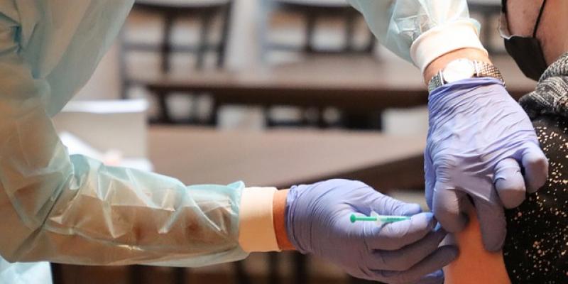 La puesta de una segunda dosis de Pfizer con AstraZeneca Vacunación/ Pixabay