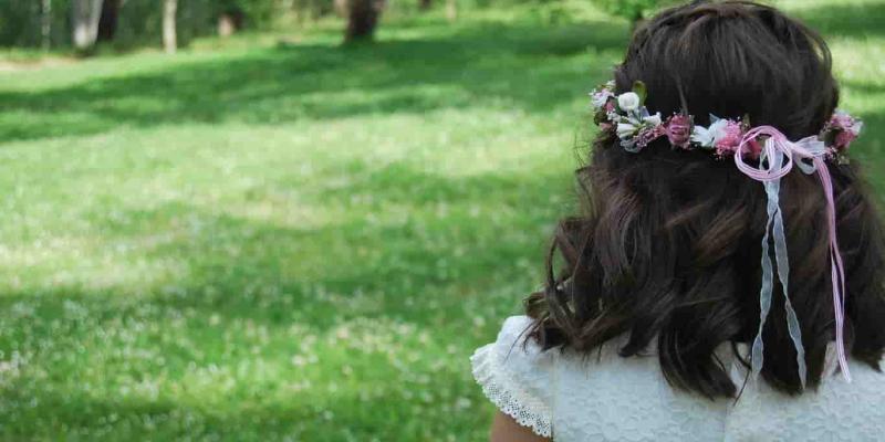 Imagen de una niña vestida de comunión/Faro de Vigo Las bodas y las comuniones se unen a la segunda mano