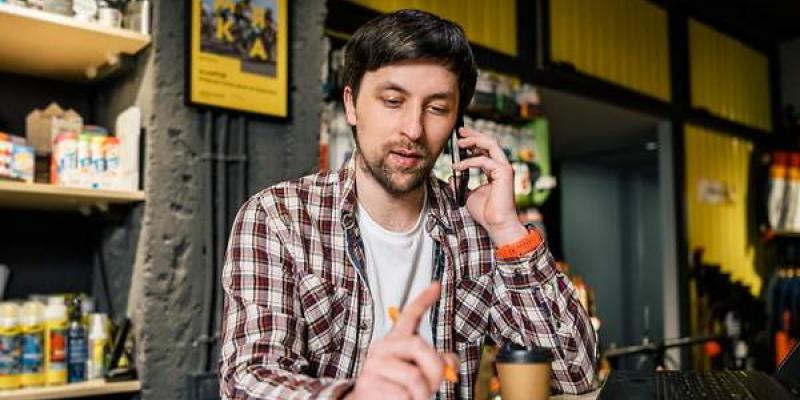 Imagen de un chico con su teléfono móvil/El Economista El teléfono móvil es una opción para hacer trámites de la Seguridad Social