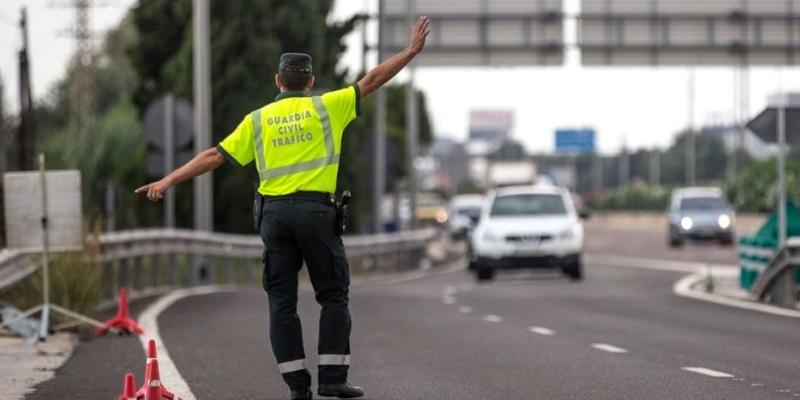 Imagen de un Guardia Civil de tráfico/Diariomotor La DGT se centra en paralizar el alcohol en sus campañas de seguridad vial